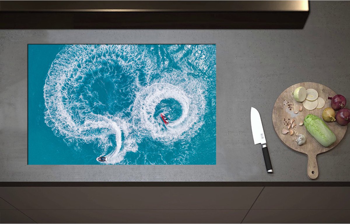 Inductieplaat Beschermer - Bovenaanzicht van Stuntende Jetski's op Golven van de Zee - 80x52 cm - 2 mm Dik - Inductie Beschermer - Bescherming Inductiekookplaat - Kookplaat Beschermer van Zwart Vinyl