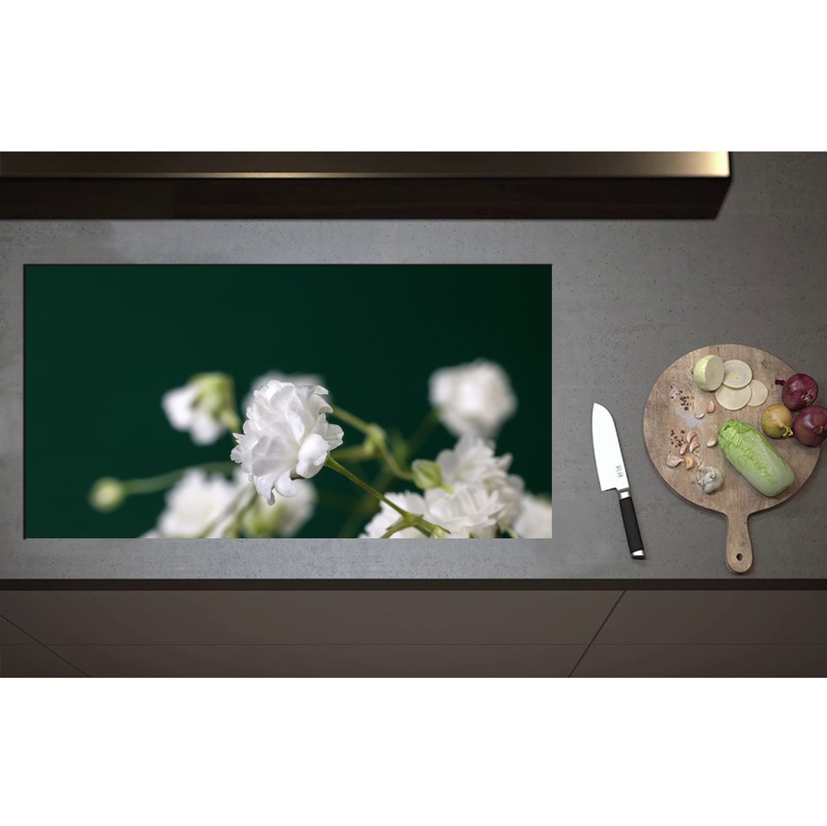 Inductieplaat Beschermer - Close Up Van Kleine Witte Bloemen met Wazige Donker Groene Achtergrond - 95x50 cm - 2 mm Dik - Inductie Beschermer - Bescherming Inductiekookplaat - Kookplaat Beschermer van Zwart Vinyl
