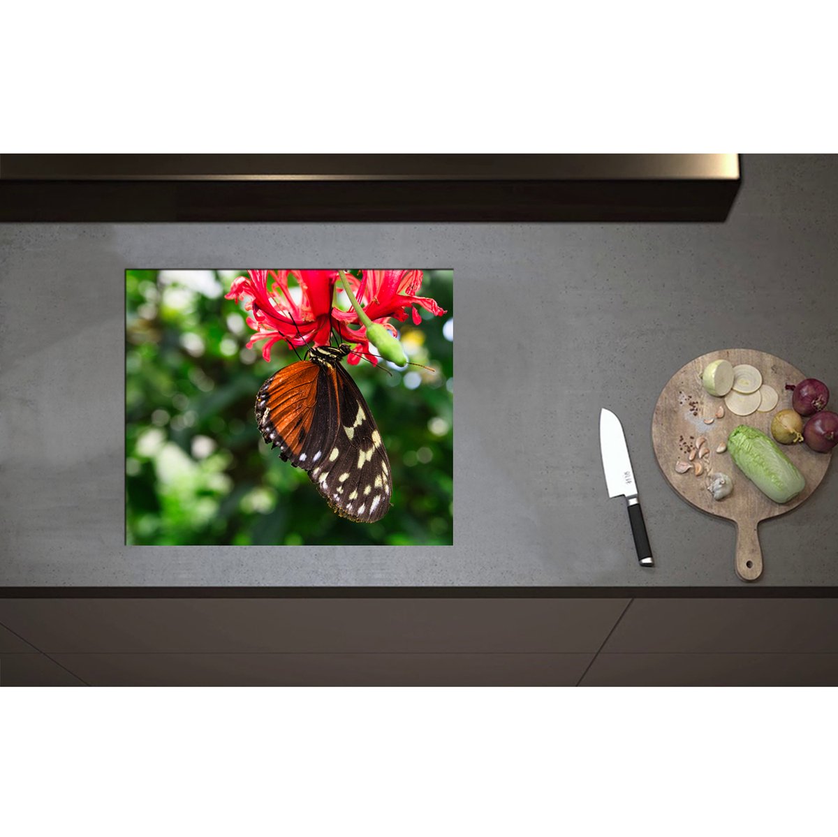 Inductieplaat Beschermer - Bruin met Zwarte Vleugels van Vlinder op Rode Bloeiende Bloem - 59x50 cm - 2 mm Dik - Inductie Beschermer - Bescherming Inductiekookplaat - Kookplaat Beschermer van Wit Vinyl