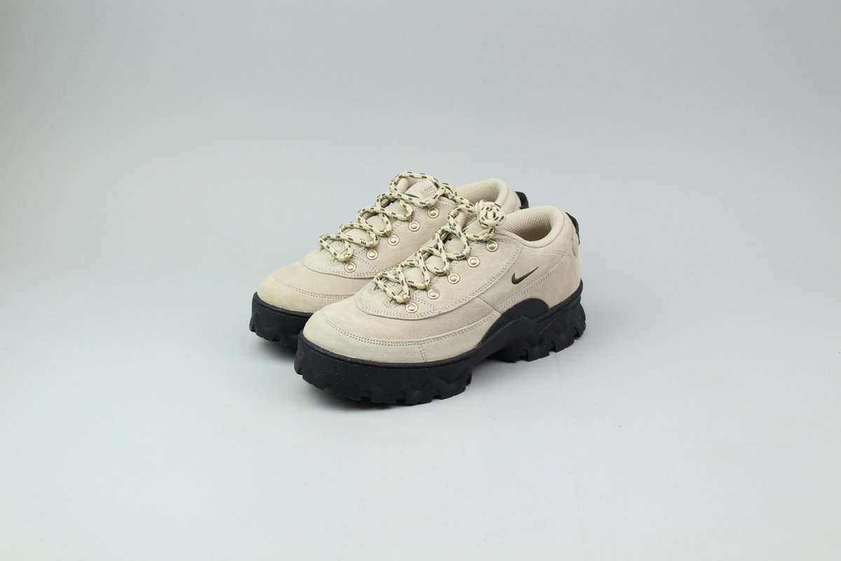 nike wmns lahar low