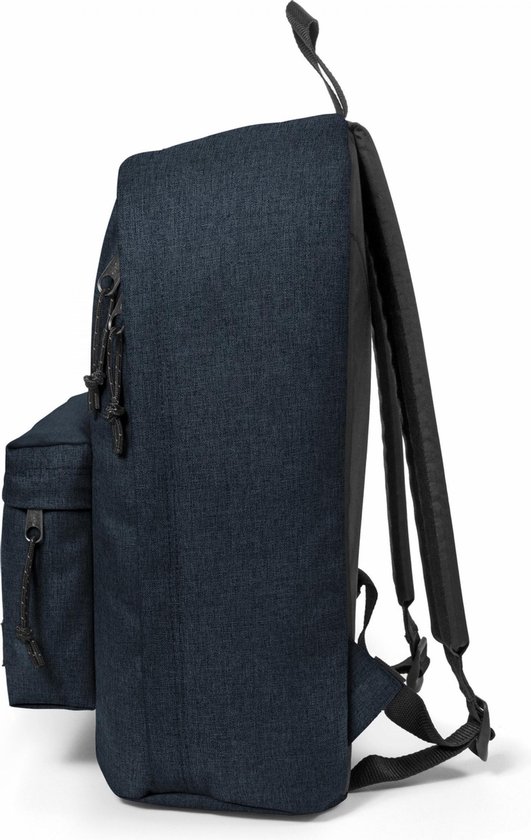 Zij aanzicht van een donkerblauwe Eastpak rugzak met textuur, met een voorvak en ritssluitingen.