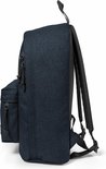 Zij aanzicht van een donkerblauwe Eastpak rugzak met textuur, met een voorvak en ritssluitingen.