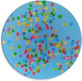 Dibond Wandcirkel - Gekleurde Ballonnen in de Blauwe Lucht - 60x60cm Foto op Aluminium Wandcirkel (met ophangsysteem)