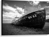 Canvas  - Gestrand Schip Zwart - Wit - 100x75cm Foto op Canvas Schilderij (Wanddecoratie op Canvas)