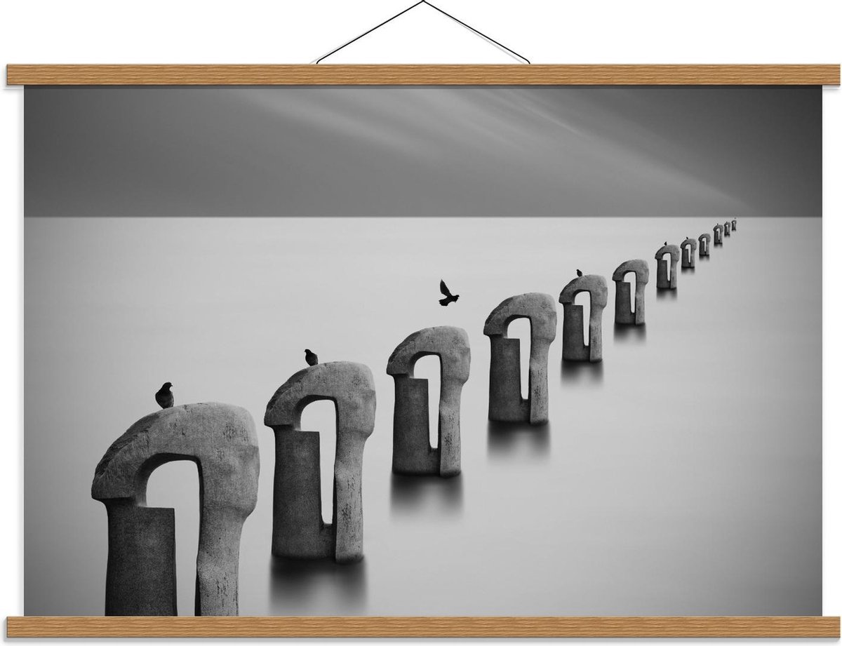 Schoolplaat – Vogels op Betonnen Palen ( Zwart Wit ) - 90x60cm Foto op Textielposter (Wand