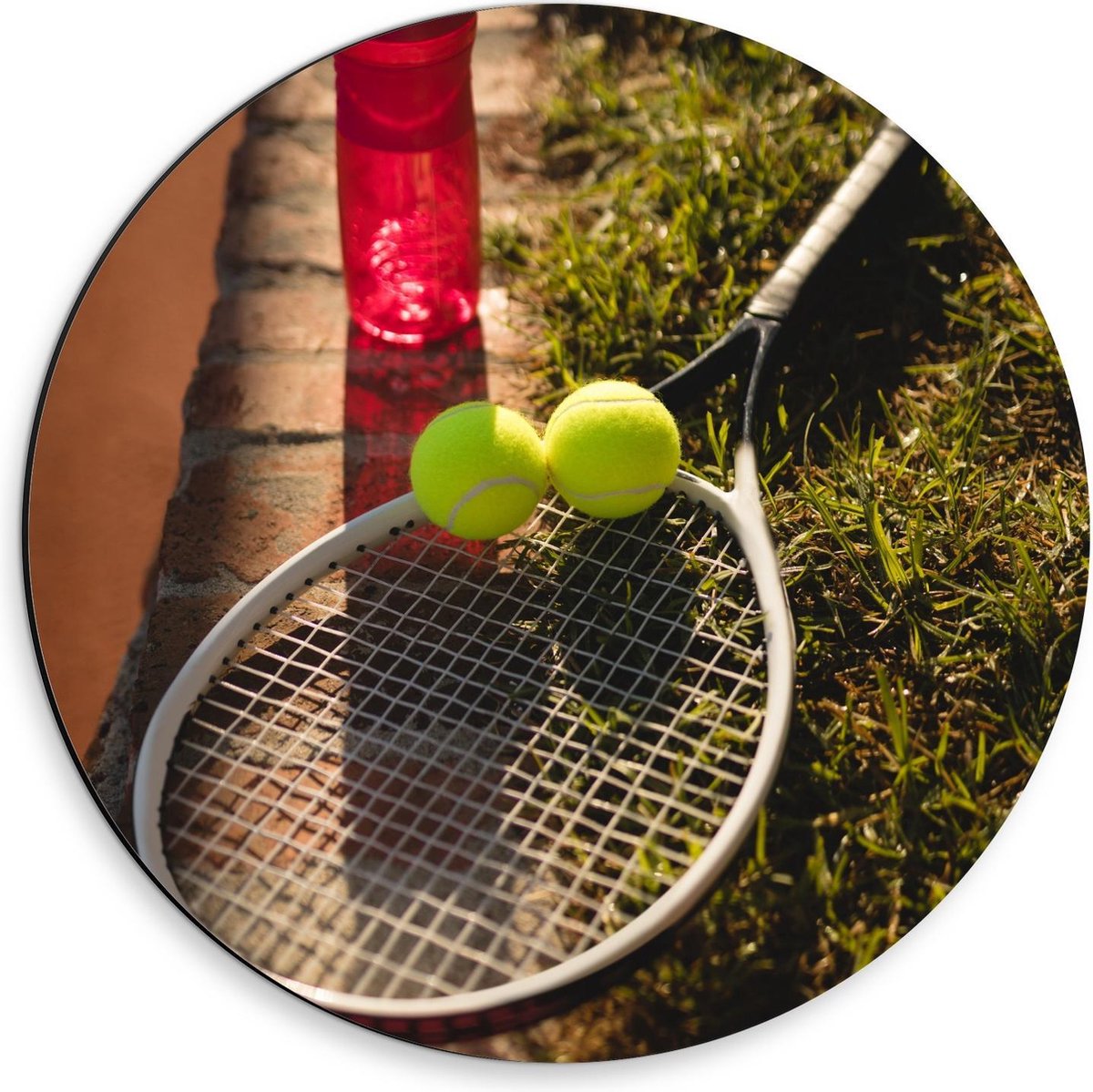 Dibond Wandcirkel - Tennisracket met Ballen en Waterfles - 30x30cm Foto op Aluminium Wandcirkel (met ophangsysteem)