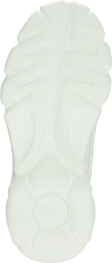 Onderkant van een witte Buffalo sneaker met Buffalo logo in de zool.