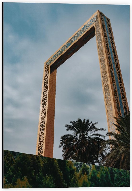Dibond - Monument in Dubai  - 40x60cm Foto op Aluminium (Wanddecoratie van metaal)