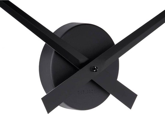Gros plan sur le cadran rond noir Karlsson avec aiguilles noires.