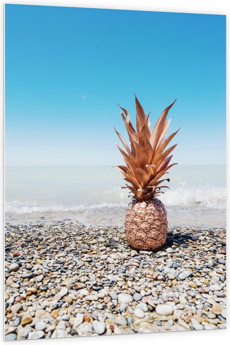 Forex - Gekleurde Ananas op een Mooi Strand - 100x150cm Foto op Forex