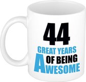 44 great years of being awesome cadeau mok / beker wit en blauw