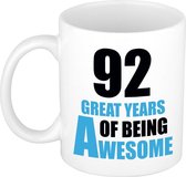 92 great years of being awesome cadeau mok / beker wit en blauw