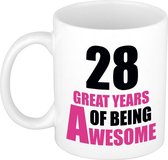 28 great years of being awesome cadeau mok / beker wit en roze