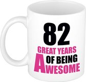 82 great years of being awesome cadeau mok / beker wit en roze
