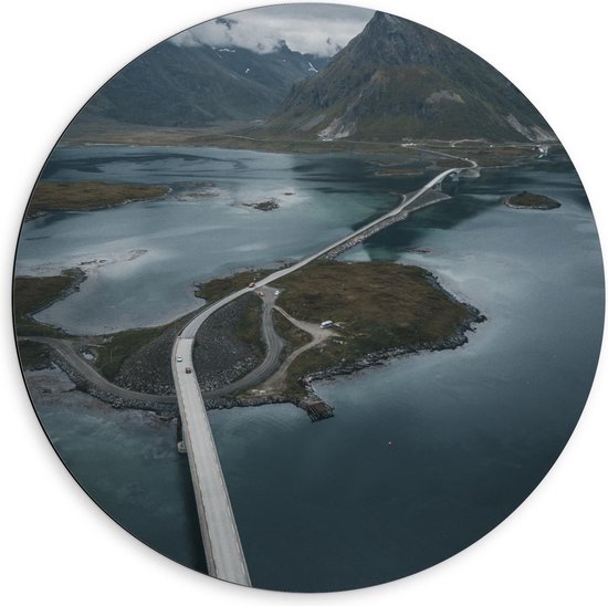 Dibond Wandcirkel - Brug over Water naar Bergen - 60x60cm Foto op Aluminium Wandcirkel (met ophangsysteem)