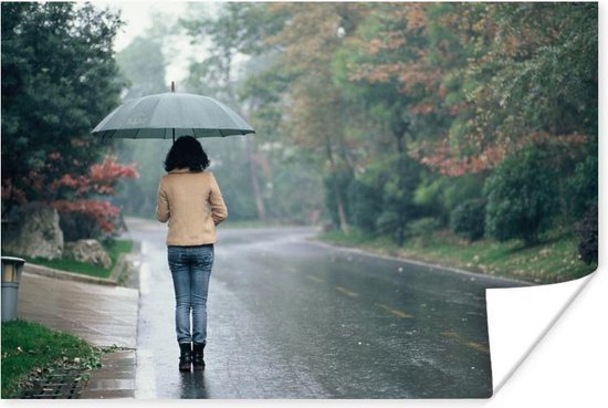 Poster Vrouw met paraplu op de weg - 180x120 cm XXL | bol.com