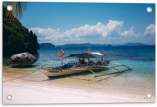 Tuinposter – Skiff Boot aan Zee om Bergen - 60x40cm Foto op Tuinposter  (wanddecoratie voor buiten en binnen)