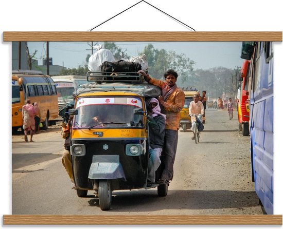 Schoolplaat – Mannen op Tuktuk in Buitenland - 60x40cm Foto op Textielposter (Wanddecoratie op Schoolplaat)