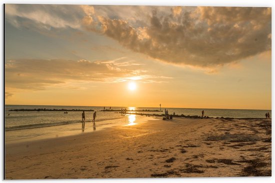 Dibond - Groot Strand en Zee met Mensen - 60x40cm Foto op Aluminium (Met Ophangsysteem)