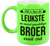 Dit is hoe de leukste en meest geweldige broer eruitziet cadeau mok / beker - neon groen - 330 ml - verjaardag / bedankje