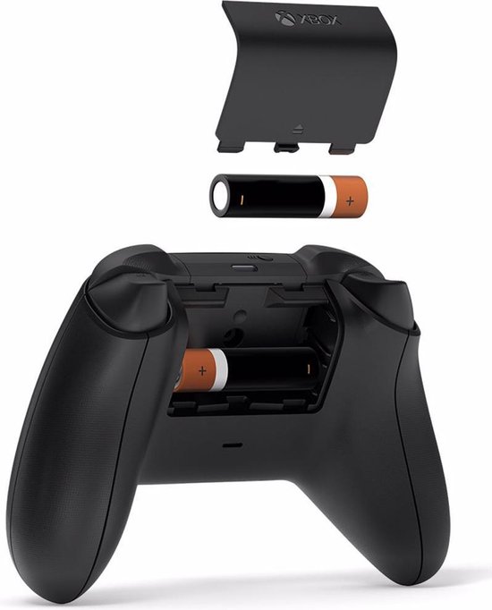 Zwarte Xbox controller met batterijklep open en twee AA batterijen erin.