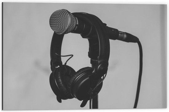 Dibond - Microfoon met Koptelefoon Zwart - Wit - 60x40cm Foto op Aluminium (Wanddecoratie van metaal)
