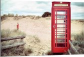 Dibond - Rode Telefooncel op het Strand - 120x80cm Foto op Aluminium (Wanddecoratie van metaal)