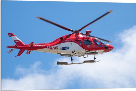 Dibond - Rode Helikopter in de Lucht - 90x60cm Foto op Aluminium (Wanddecoratie van metaal)