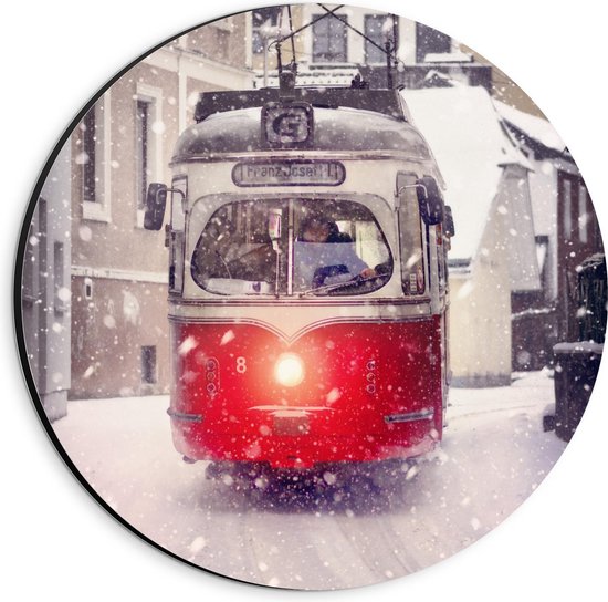 Dibond Wandcirkel - Rode Tram door de Sneeuw - Foto op Aluminium Wandcirkel (met ophangsysteem)