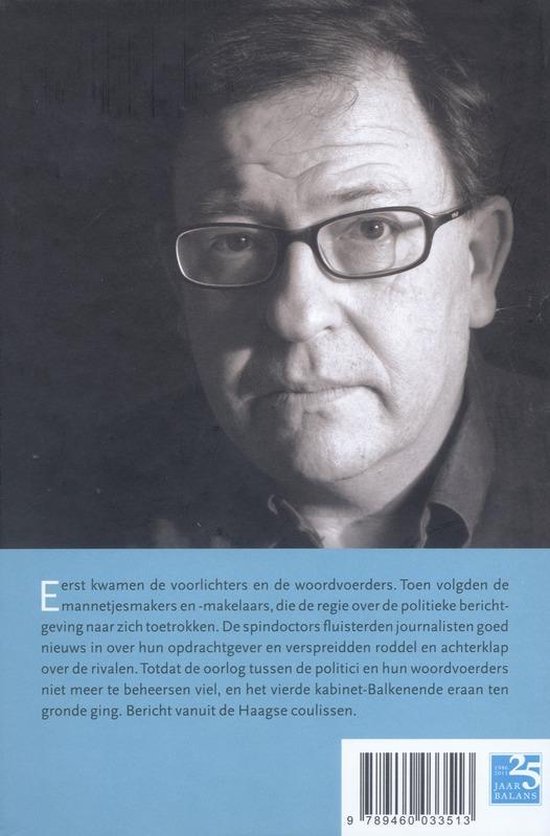 Achterkant van een boek met een portret van een man met bril, en tekst.