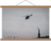 Schoolplaat – Helikopter boven Vrijheidsbeeld - 60x40cm Foto op Textielposter (Wanddecoratie op Schoolplaat)