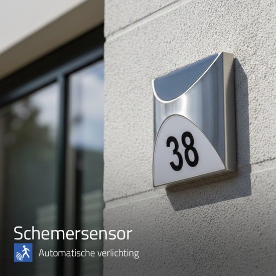 Zilverkleurig huisnummerbord met '38', verlicht.