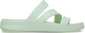Mintgroene Crocs teenslipper met drie dunne bandjes, zij-aanzicht.