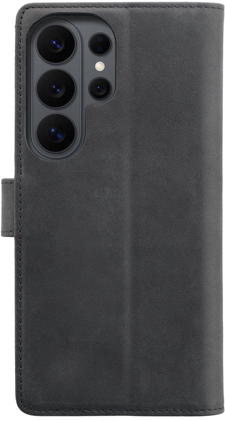 Zwart suède telefoonhoesje, achterkant met uitsparing voor camera met 8 lenzen.