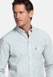 Man met gestreept groen-wit overhemd met button-down kraag en borstzak.