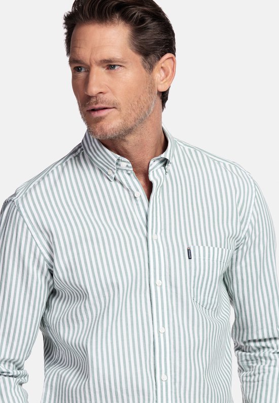 Man met gestreept groen-wit overhemd met button-down kraag en borstzak.