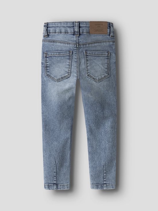 Achterkant van een blauwe skinny jeans met twee zakken en splitjes onderaan.