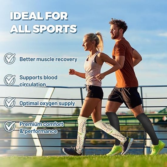 Homme et femme courant à l'extérieur portant des bas de compression à subtil imprimé floral. Idéal pour le sport, la récupération musculaire et la circulation sanguine.