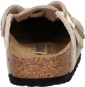 Beige suède Birkenstock Boston clog van achteren, met kurken voetbed en verstelbare gesp.