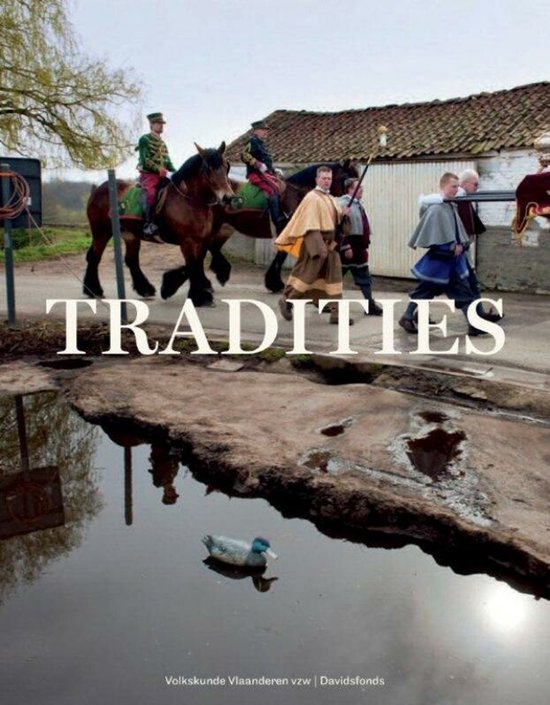 Paarden en mensen in historische kledij, met de tekst 'TRADITIES'.