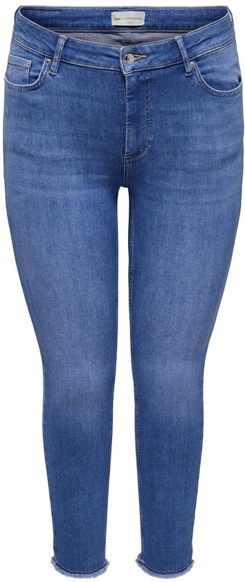 Blauwe denim jeans met rafels aan de onderkant, van voren gezien.