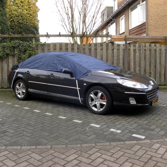 Zwarte auto met blauwe dakhoes, geparkeerd op een grijze tegeloprit.