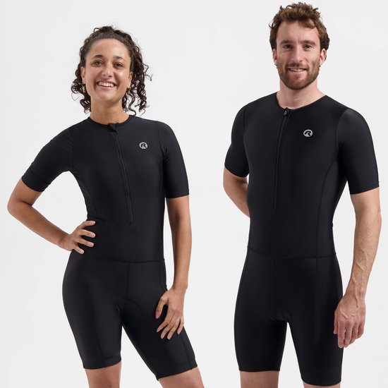 Dames en heren in zwarte trisuit met korte mouwen, rits en korte pijpen.
