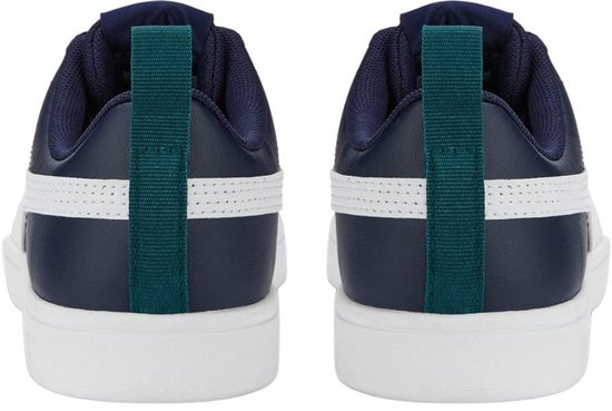 Achterkant van twee donkerblauwe sneakers met witte Puma strepen en groen-zwarte lussen.