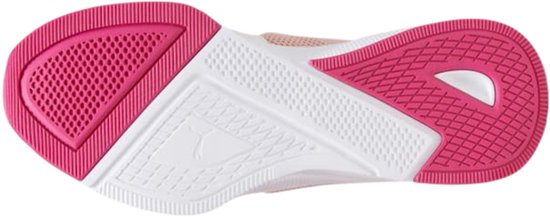 Zool van roze en witte Puma Flyer Runner hardloopschoen met roze accenten.