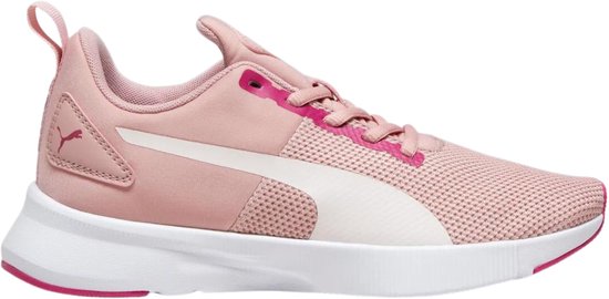 Roze Puma Flyer Runner hardloopschoen met witte zool en Puma logo op zijkant.