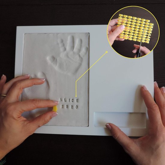 Fotolijstjesset met hand- en voetafdrukken van baby's, Een aandenken aan je baby, een set om de geboorte vast te leggen, inclusief alfanumerieke sjablonen, Zwart, 28 cm x 23 cm. — afbeelding 4