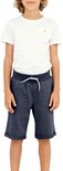 Jongen in een witte T-shirt en donkerblauwe shorts met trekkoord, opgerolde broekspijpen en een witte T-shirt.