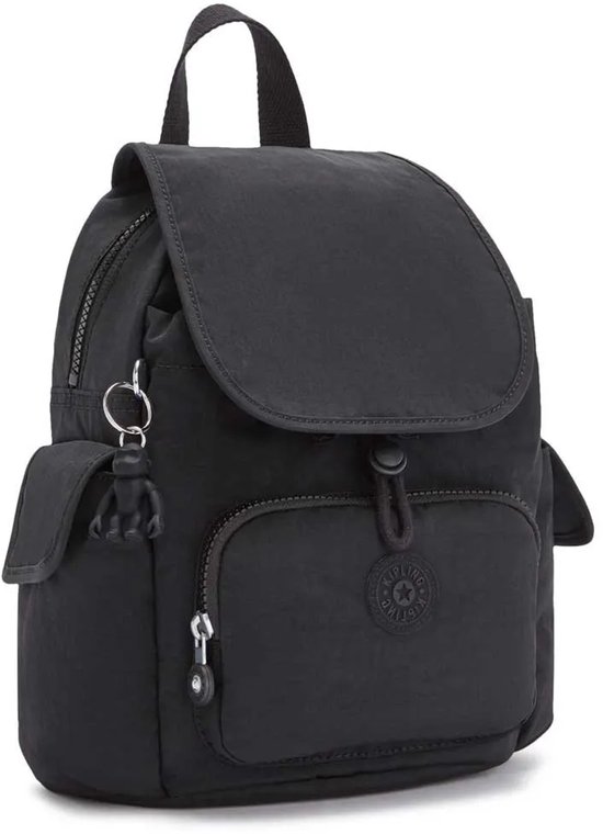 Zwarte Kipling rugzak met flap, trekkoord, zijvakken en aap sleutelhanger.