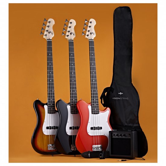 Drie VISIONSTRING bassgitaren (sunburst, zwart, rood) met gig bag, versterker en accessoires op oranje achtergrond.